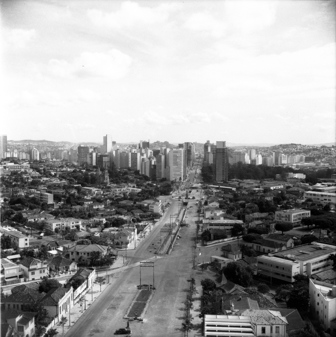 Avenida Afonso Pena, no cruzamento com a avenida Bernardo Monteiro. Ao fundo vê-se a Praça Tiradentes e mais ao fundo o centro da cidade. Ano 1973. Fonte: APCBH/ Fundo ASCOM.