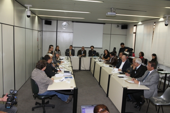 Veradores e convidados em audiência da Comissão de Meio Ambiente