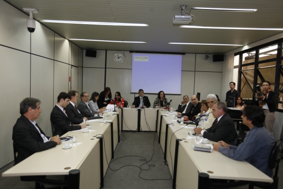Vereadores cobram fiscalização do excesso de água no frango congelado
