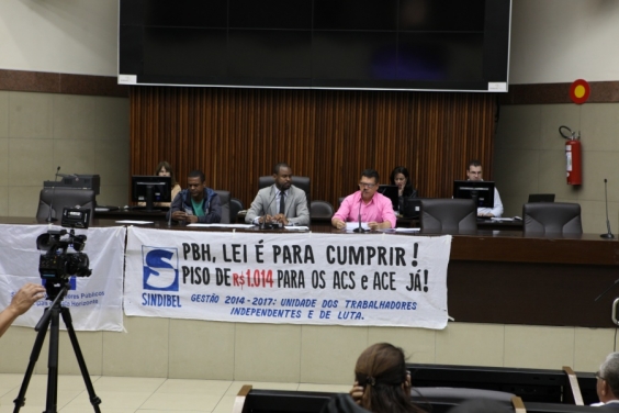 Juninho Paim preside audiência o lado de representantes de servidores; prefeitura não enviou representantes (Foto:Mila Milowski)