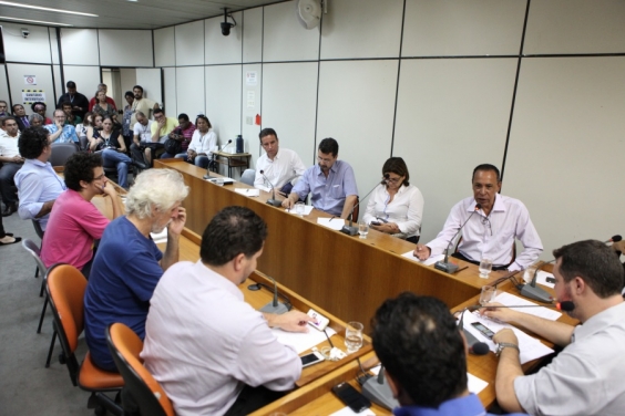 Usuários e representantes de movimentos sociais pedem respostas da Prefeitura sobre problemas no BRT (Foto: Mila Milowsky)