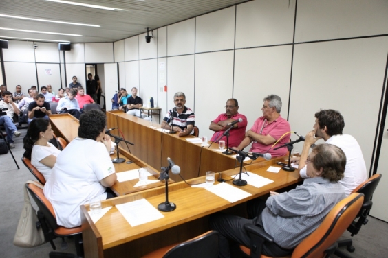 Audiência discutiu construção de campo de futebol na Vila São Tomás  (Foto: Mila Milowski)