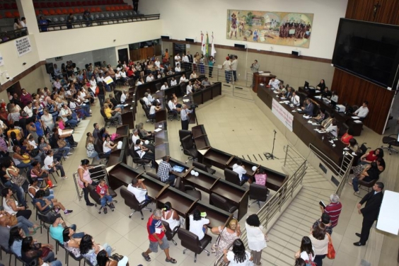 pais e alunos de duas escolas públicas municipais de ensino especial em Venda Nova lotaram plenário Amynthas em audiência