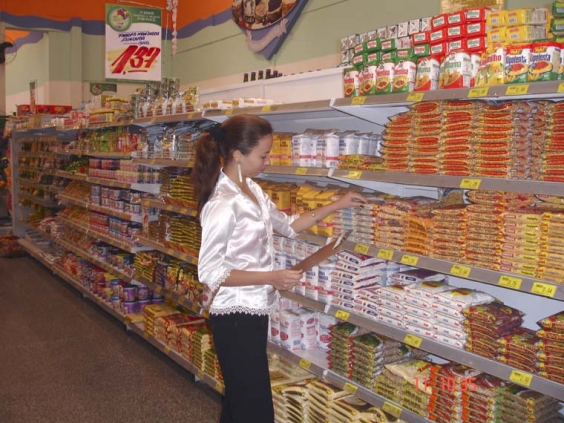 consumidor confere dados dos produtos em exposição no supermercado