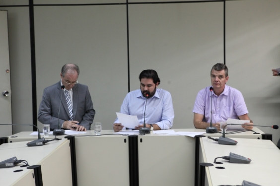 Heleno, Bruno Miranda (presidente) e Juliano Lopes na reunião da Comissão de Administração Pública (Foto: Bárbara Crepaldi)