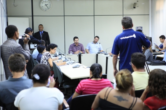 Em audiência, comunidade critica proposta de remoção de moradias. Foto: Bernardo Dias