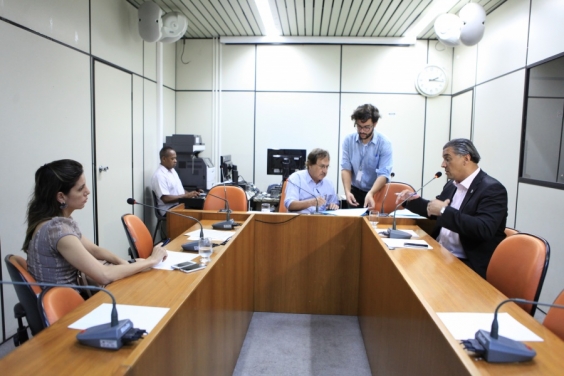 Ronaldo Gontijo e Joel Moreira recebem delegada da polícia civil e lamentam ausência de demais convidados (Foto: Bernardo Dias)