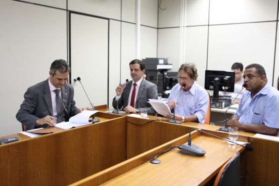 Ver. Sergio F. Pinho Tavares (PV), Juninho Los Hermanos (Pros), Ronaldo Gontijo (PPS) e Lúcio Bocão (PTN), em reunião da CLJ