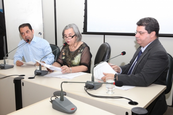 Elvis Côrtes, Elaine Matozinhos (presidente) e Tarcísio Caixeta apreciam pauta da comissão (Foto: Rafael Aguiar)