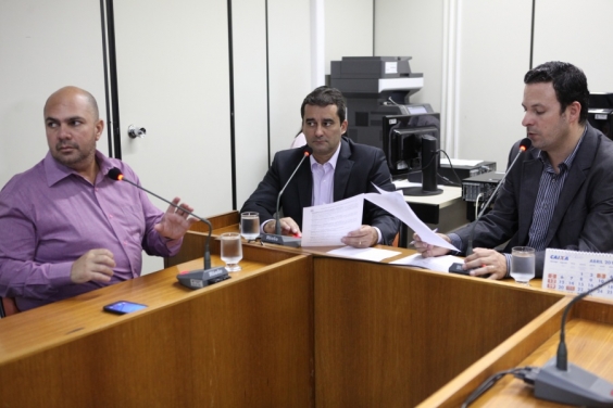 Vereadores Gunda, Dr. Nilton (suplente) e Professor Wendel (presidente) aprovaram 5 debates na Comissão (Foto: Bárbara Crepaldi)