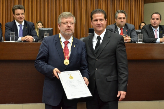 Marco Maia recebe o Grande Colar das mãos do presidente da CMBH, Léo Burguês de Castro. Foto: Marcos Moreira/CMBH