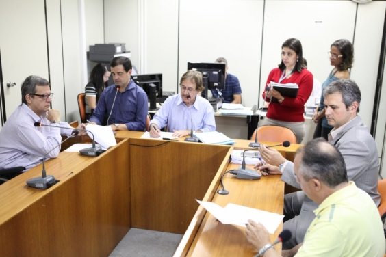 Vereadores em reunião da Comissão de Legislação e Justiça, nesta sexta-feira (22/5). Foto: Mila Milowski