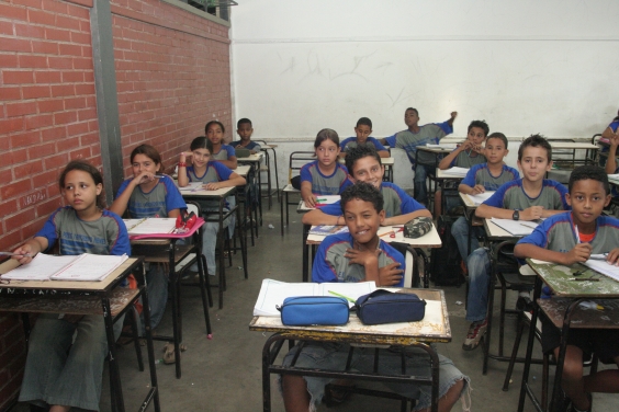 crianças em escola na sala de aula