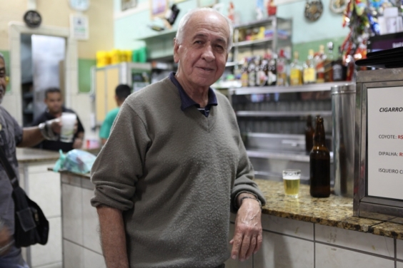 O aposentado Paulo Reis considera importante poder acessar a comanda para controlar conta (Foto: Mila Milowski)