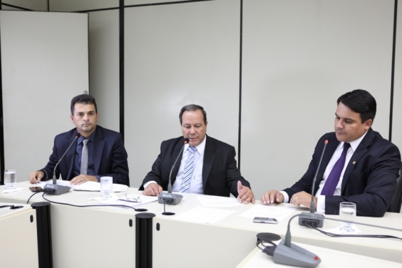 Vereadores Orlei, Vilmo Gomes e Jorge Santos dão início à reunião que elegeu presidente e vice (Foto: Mila Milowsky)
