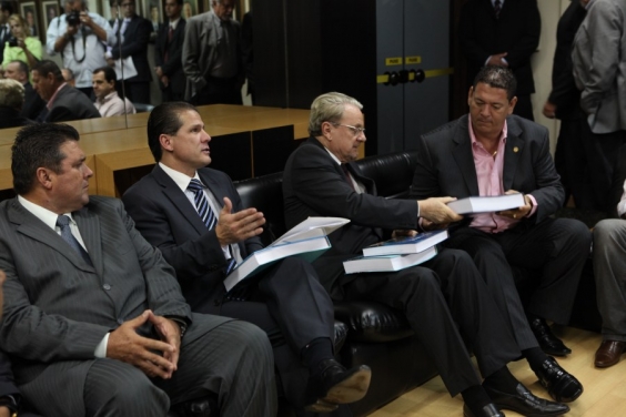 Presidente do Legislativo, Léo Burguês de Castro, recebeu projetos das mãos do prefeito Marcio Lacerda