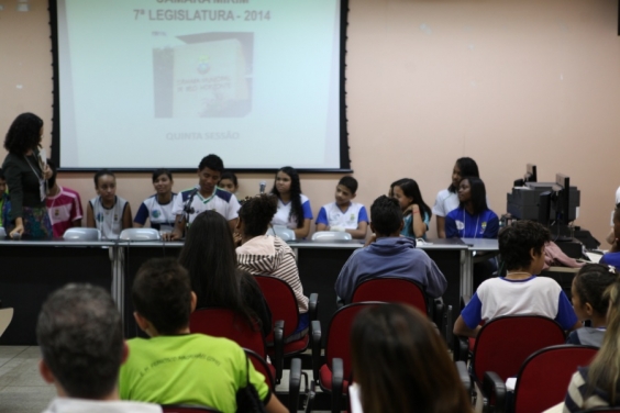 Vereadores mirins discutiram educação e esporte na sessão de 23 de julho.  
