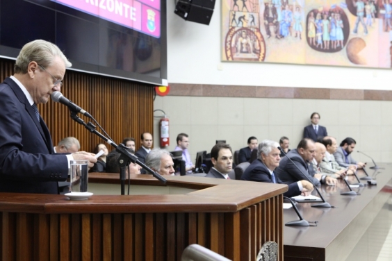 Prefeito Marcio Lacerda apresentou relatório aos vereadores sobre situação dos assuntos municipais na CMBH (Foto: Mila Milowsky)