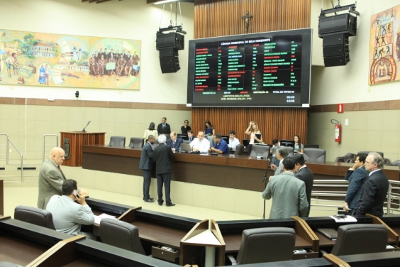 Vereadores se revezaram ao microfone para criticar ações e omissões das três esferas de governo (Foto: Bernardo Dias)