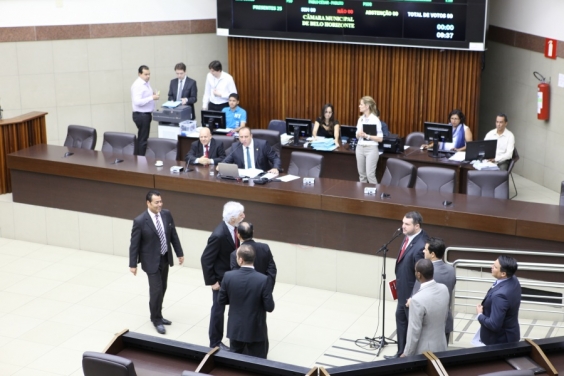 Vereadores se revezaram ao microfone para questionar projetos e ações da prefeitura (Foto: divulgação CMBH)