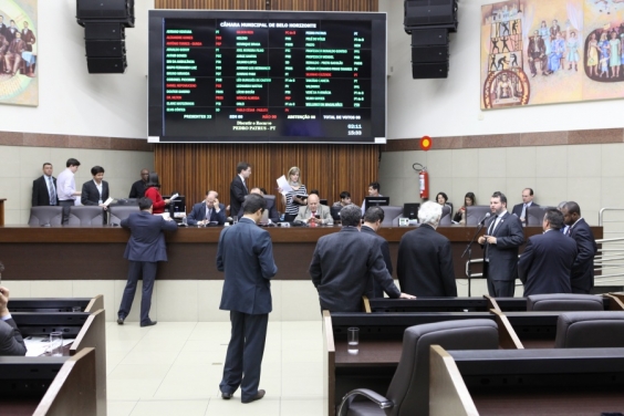 Vereadores em reunião plenária nesta segunda-feira (29/6), na Câmara de BH. Foto: Mila Milowski