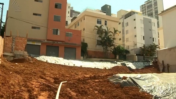 Moradores da Rua Cabo Verde (Cruzeiro) cobram embargo da obra que está provocando desmoronamento. Foto: Divulgação/CMBH