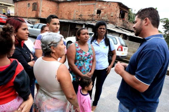 Moradores vizinhos a córrego que transbordou conversam com vereador Adriano Ventura