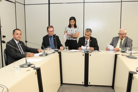 Vereadores em reunião da Comissão de Saúde e Saneamento