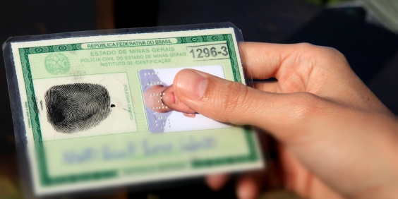 Carteira de Identidade desfocada. Foto: Abraão Bruck/Câmara de BH