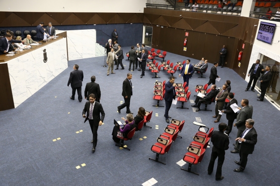 Veeadores debatem na 49ª reunião plenária da 18ª legislatura, em 13 de junho de 2017.