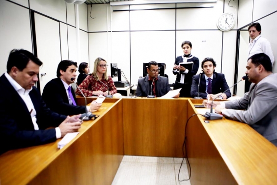 Vereadores Autair Gomes, Nely, Irlan Melo, Doorgal Andrada, Carlos Henrique e Jorge Santos, em reunião da Comissão de Legislação e Justiça, nesta terça-feira (11/7)