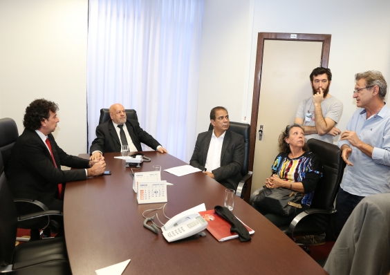 Presidente Henrique Braga sentado à mesa de reunião junto a representantes da sociedade civil