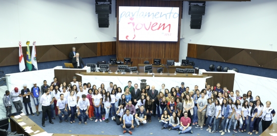 Foto em grupo dos estudantes envolvidos no parlamento jovem, em conjunto com representantes da equipe do projeto