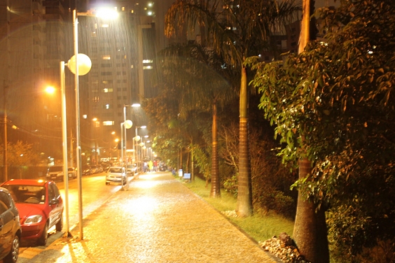Iluminação pública em avenida de BH