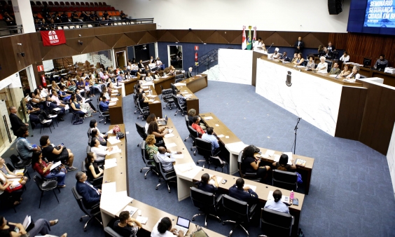 Plenário lotado, no Seminário Segurança Cidadã em BH, com a presença de representantes da população negra e pobre, PBH, Polícia Militar e Guarda Municipal