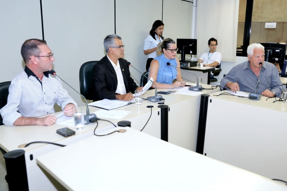 Vereadores em reunião da Comissão de Saúde e Saneamento