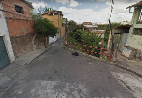 Imagem da rua Taiassu, no bairro São Geraldo. Via se afunila em passagem de pesdrestres