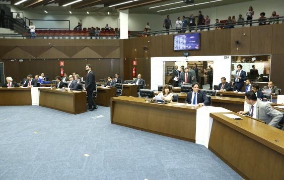 Parlamentares ocupam seus lugares no Plenário Amynthas de Barros