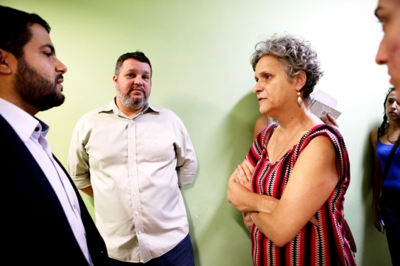 Vereadores conversam com advogado na Secretaria Municipal de Finanças