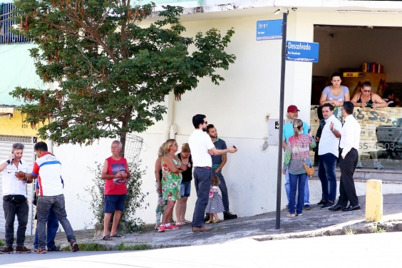Vereador e representantes da BHTrans e comunidade, em visita ao cruzamento das ruas Javari e Descalvado, no Bairro Cachoeirinha