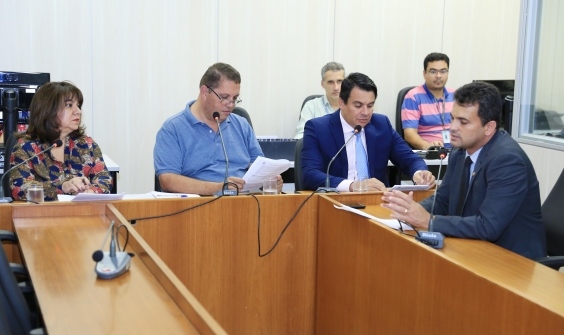 Vereadores em reunião da Comissão de Orçamento e Finanças