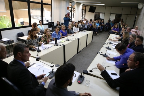 Comissão Especial reuniu expositores da Feira Hippie e representates da Prefeitura