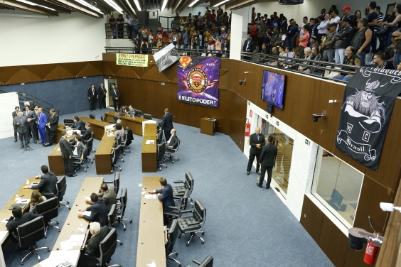 vista superior do Plenário Amynthas de Barros. Manifestantes ocupam a galeria