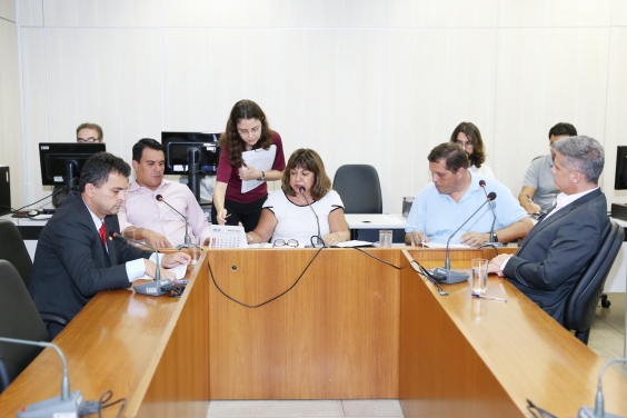 Parlamentares compõem mesa de reunião no Plenário Camil Caram