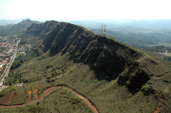 vista superior do Parque Serra do Curral. Área verde com edificações ao fundo