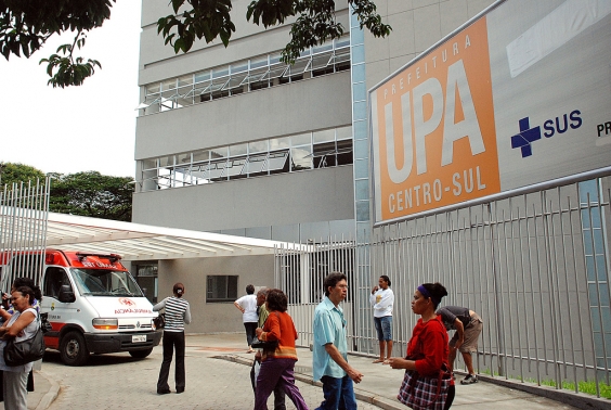 Fachada da UPA Centro-Sul com placa indicativa e usuários circulando nas proximidades