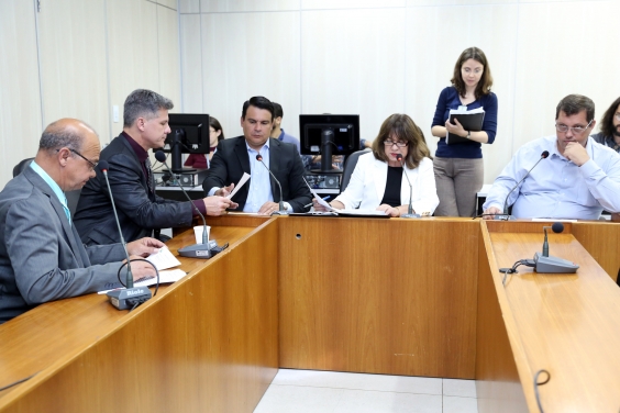parlamentares compõem mesa de reunião