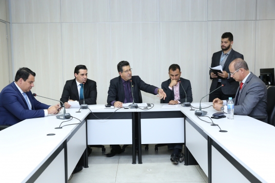 Vereadores em reunião da Comissão de Desenvolvimento Econômico, Transporte e Sistema Viário