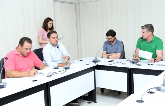 Vereadores da Comissão de Meio Ambiente e Política Urbana reunida no Plenário Helvécio Arantes