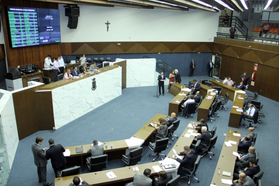 Vista superior do Plenário Amynthas de Barros. Vereadores ocupam seus lugares